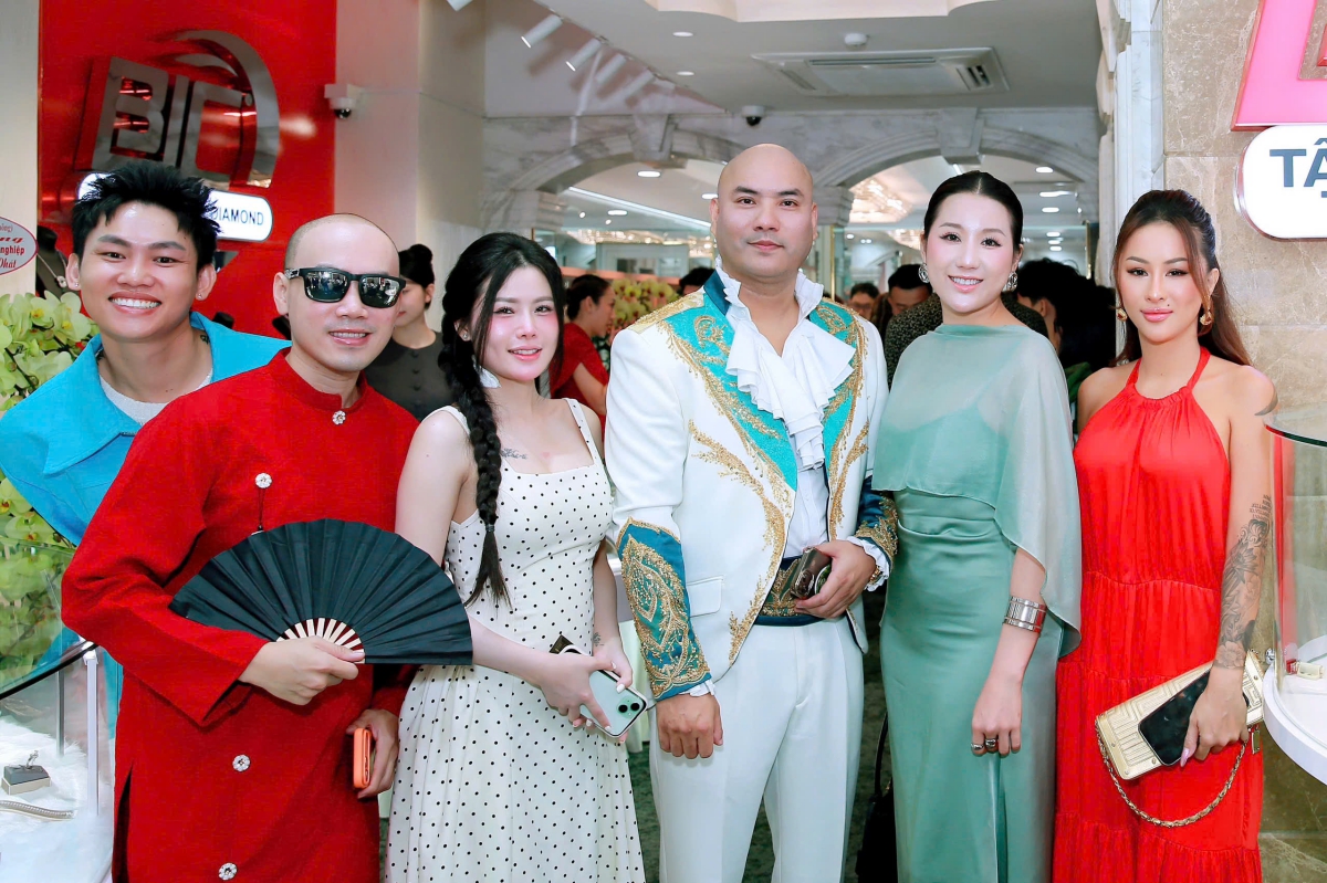 Các nghệ sĩ, hot tiktoker chụp ảnh lưu niệm