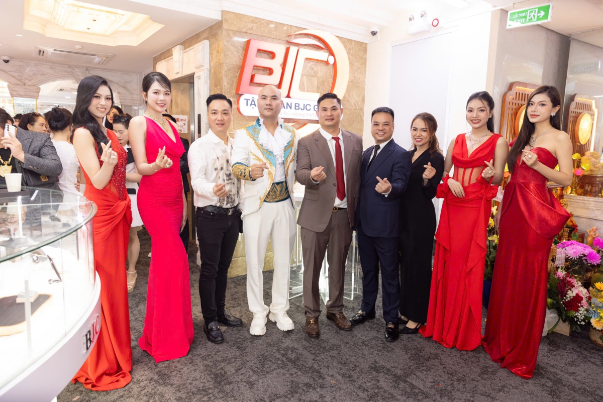 Dàn hoa hậu Sinh viên Hoà Bình Việt Nam