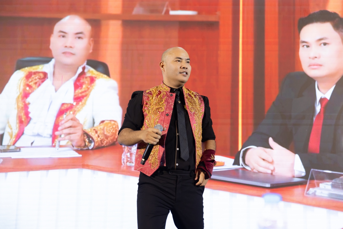 A Tuân giới thiệu ca khúc mới